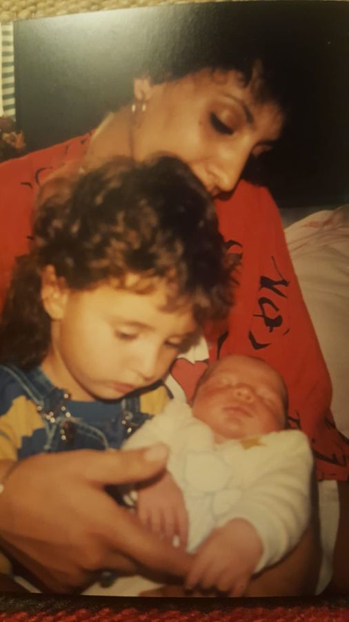 Jamila, jeune maman, avec deux de ses enfants
